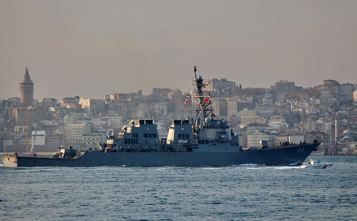Появилось видео встречи эсминца США и российского фрегата в Босфоре - ВИДЕО
