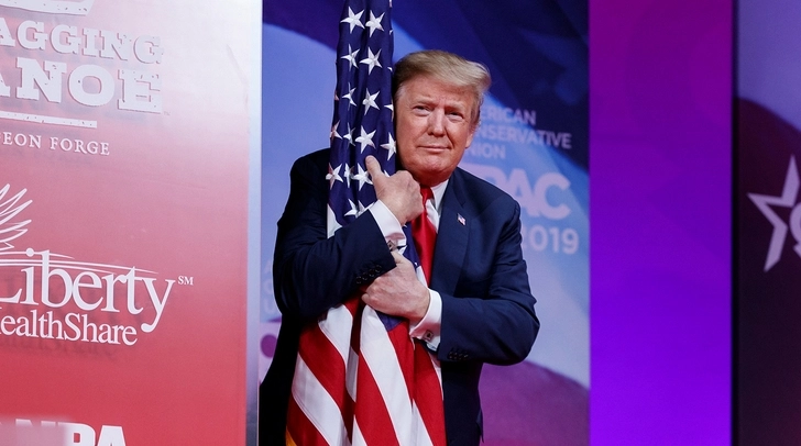 Трамп пообнимался с американским флагом