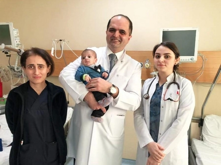 Азербайджанские врачи провели двухмесячному ребенку уникальную операцию - ФОТО
