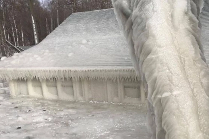 Жилой дом на берегу озера полностью покрылся льдом - ФОТО
