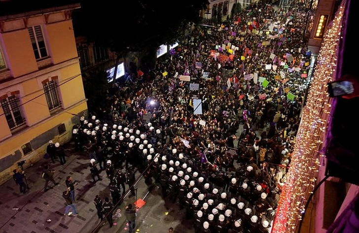 «Ночь феминисток» в Стамбуле разгоняли слезоточивым газом - ВИДЕО