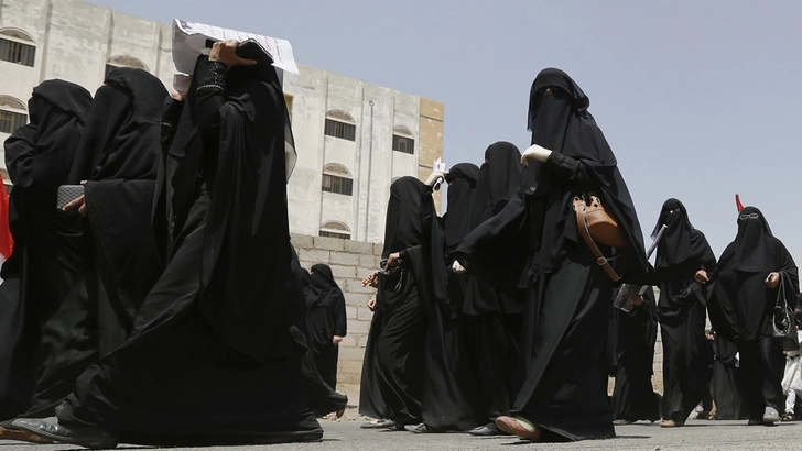 Террористы притворились женщинами ради бегства - ВИДЕО