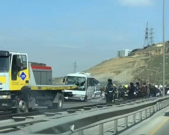 ДТП с пассажирским автобусом вызвало большую пробку в Баку  – ФОТО+ВИДЕО