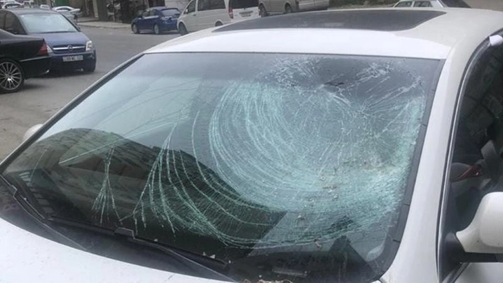 Житель Баку выбросил с окна пакет с мусором на чужой автомобиль - ФОТО