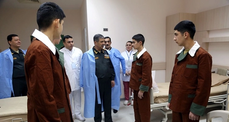 Министр обороны Азербайджана посетил военный госпиталь