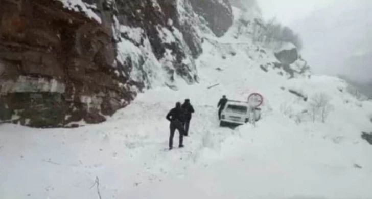 Автодорога в Азербайджане закрыта из-за снегопада - ФОТО