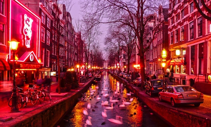 Власти Амстердама приняли решение по кварталу «красных фонарей»