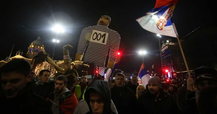 Протестующие в Белграде требуют отставки президента и премьера