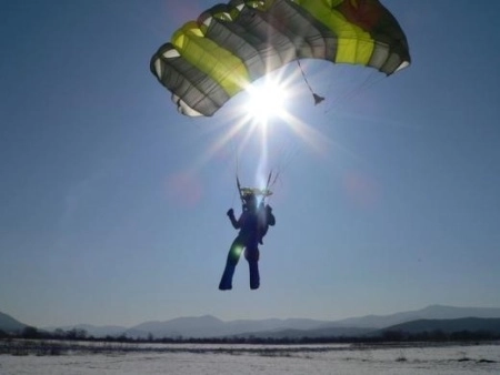 Мужчина установил мировой рекорд, прыгнув с парашютом в -30°C в шортах