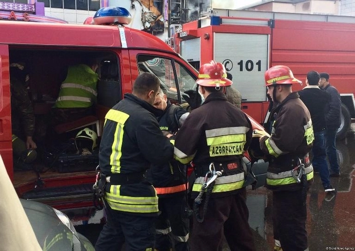 Сотрудник МЧС пострадал при тушении пожара в ТЦ «Диглас»