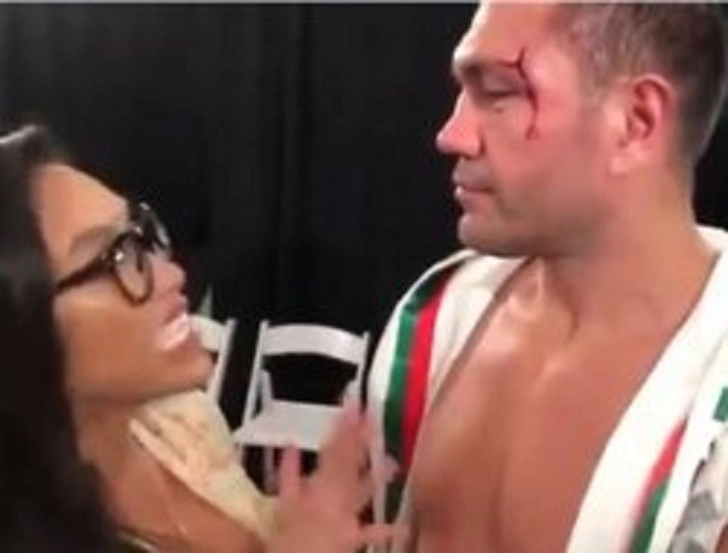 Боксер схватил журналистку и поцеловал ее в губы после боя - ВИДЕО