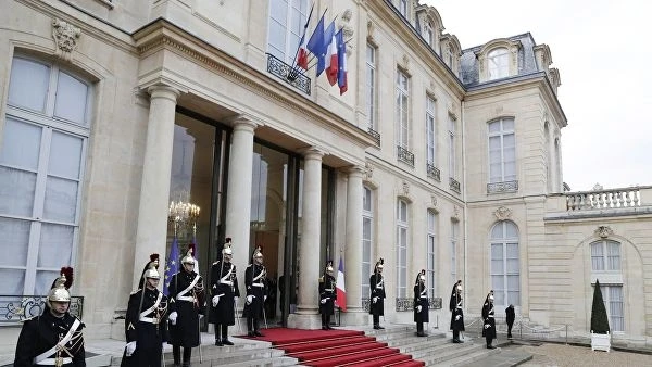 Министр, госсекретарь и представитель правительства Франции ушли в отставку