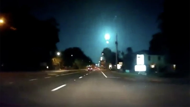 Жители Флориды сняли на видео падение голубого метеора - ВИДЕО