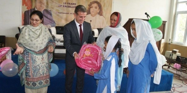 Фонд Гейдара Алиева отправил подарки школе для девочек в Пакистане – ФОТО