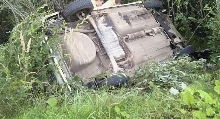 В Астаре автомобиль упал в овраг: есть жертвы