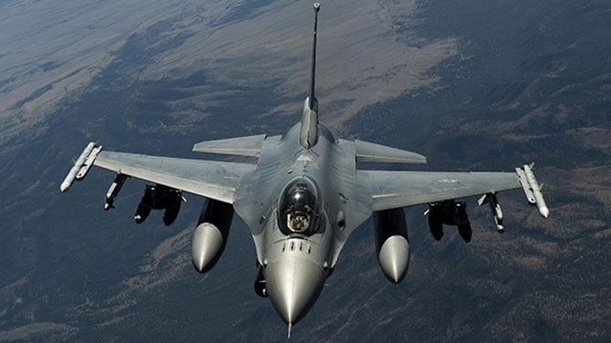В Нидерландах истребитель F-16 подстрелил сам себя - ФОТО