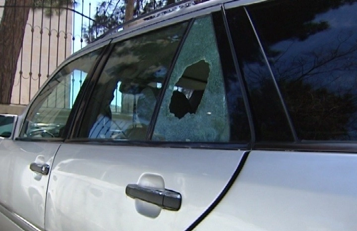 Разбили стекла и ограбили 11 машин за ночь. В Баку задержаны преступники - ФОТО