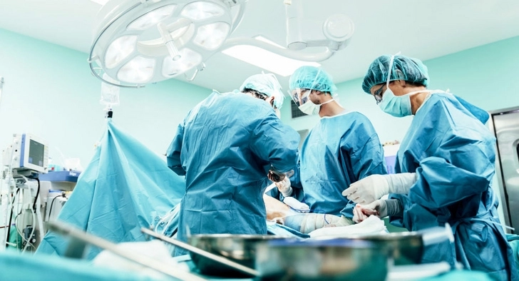 Xирурги вынули из тела пациента 80-сантиметровую арматуру - ФОТО