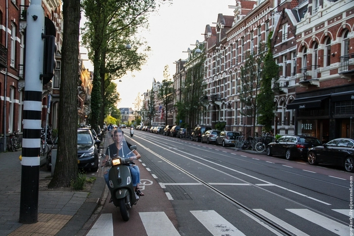 В Амстердаме водителям мопедов и скутеров запретили использовать велодорожки