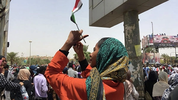 Протестующие в Судане призвали передать власть гражданскому правительству