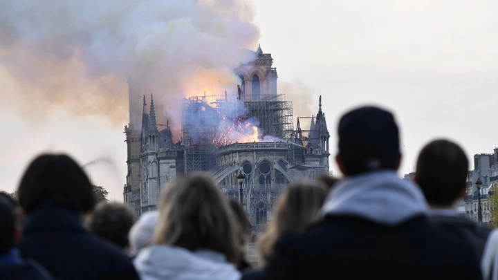 Франция: первые кадры сгоревшего Нотр-Дама, снятые дроном - ВИДЕО