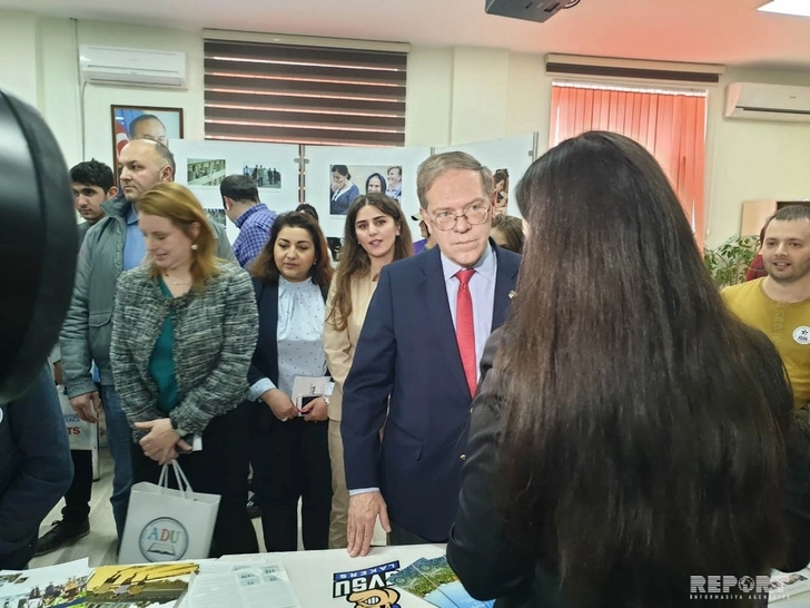 В Баку проходит образовательная выставка американских вузов - ФОТО