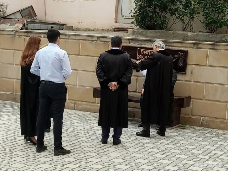 В Азербайджане судья помирил стороны, усадив их на «скамью примирения» - ФОТО