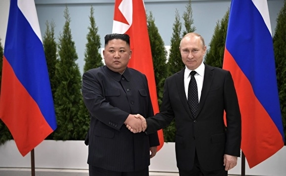 Стул Ким Чен Ына протерли спиртом перед встречей с Путиным - ВИДЕО