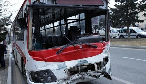 В Баку столкнулись автобус и мусоровоз - ОБНОВЛЕНО