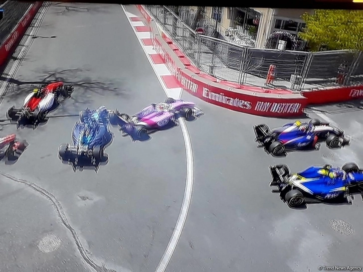 Аварии на гонках F2 в Баку: Семь болидов приостановили участие в гонках – ФОТО/ОБНОВЛЕНО