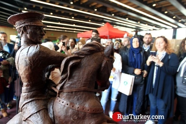 В Турции азербайджанец  представил 500-килограммовую шоколадную скульптуру Ататюрка – ФОТО