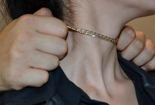 В Баку задержаны братья, сорвавшие с шеи женщины золотое ожерелье