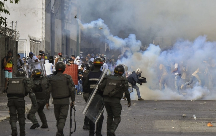 В венесуэльской столице происходят столкновения, слышны выстрелы - ВИДЕО