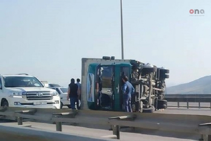 На выезде из Баку перевернулся грузовик: возникла большая пробка - ФОТО