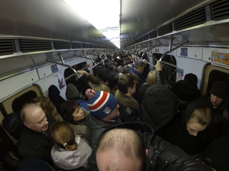 В бакинском метро мужчина приставал к девушке. Она потеряла сознание
