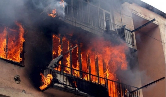 В Баку горит жилое здание – ВИДЕО