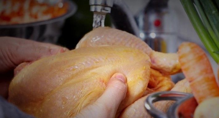 Мыть курицу перед приготовлением - смертельно опасно