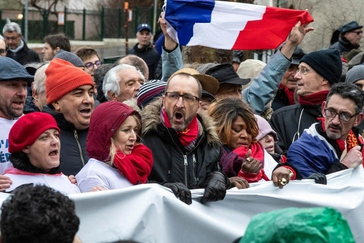 Французы смогут нанимать людей для участия в митингах вместо них