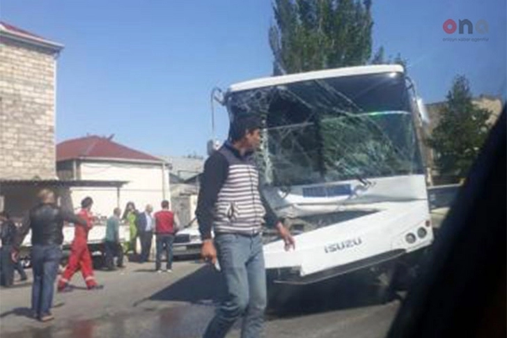 В Баку пассажирский автобус столкнулся с грузовиком: есть пострадавшие – ОБНОВЛЕНО