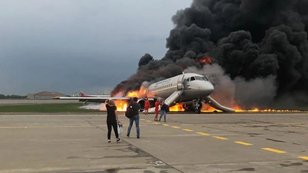 Пассажиры сняли на видео начало пожара на борту Sukhoi Superjet 100 - ВИДЕО