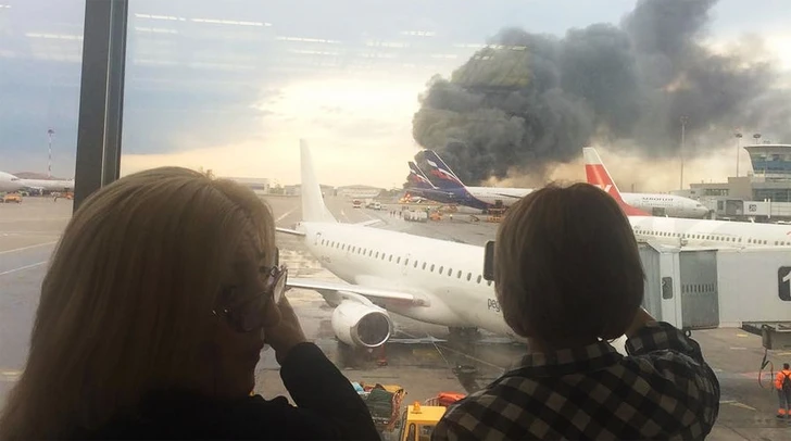 В сеть попало скандальное видео с горящим самолетом и глумящимися сотрудниками «Шереметьево» – ВИДЕО