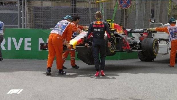 Первая авария на Гран-при Азербайджана «Формула 1» – ВИДЕО