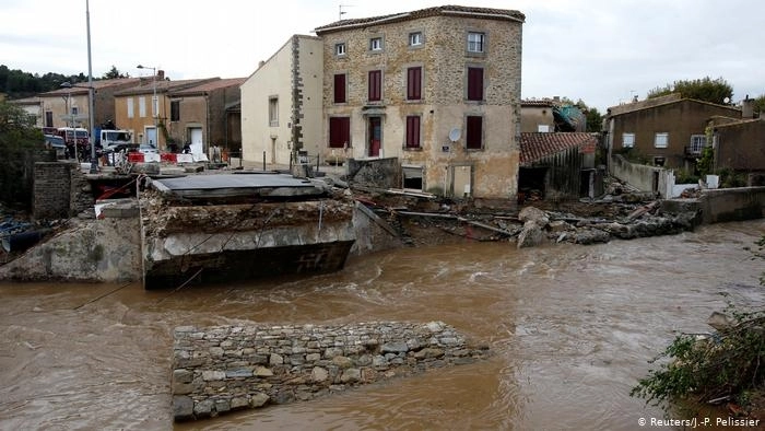 В Европе бушуют мощные ураганы и наводнения - ВИДЕО