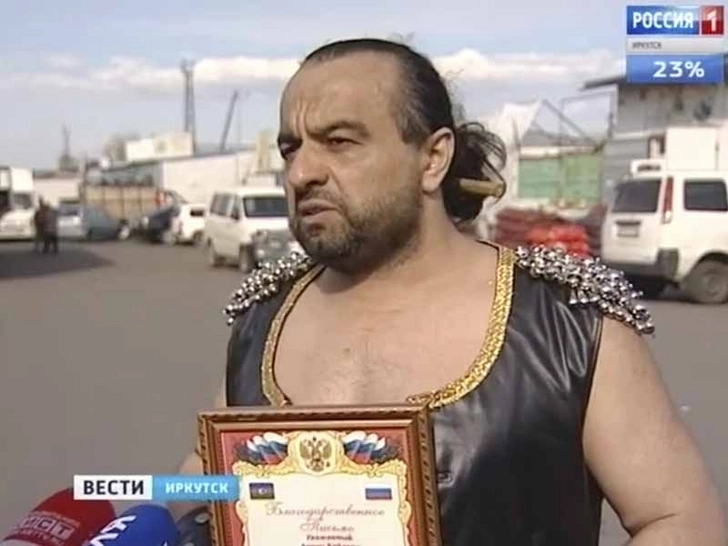 Азербайджанец сдвинул в Иркутске 15-тонный грузовик, привязав его к своим волосам - ВИДЕО