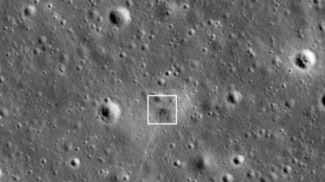 NASA опубликовала фотографию с местом крушения космического корабля на Луне