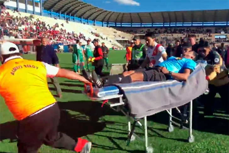 В Боливии судья потерял сознание во время матча и умер в госпитале - ВИДЕО
