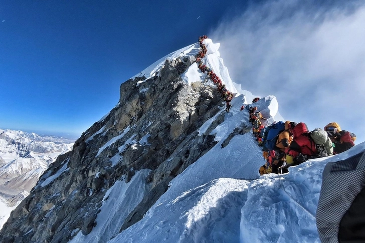 У вершины Эвереста выстроилась очередь в 300 человек. Два альпиниста погибли сразу после восхождения