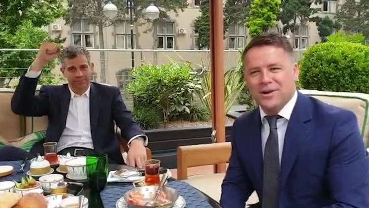 Франческо Тольдо и Майкл Оуэн уже в Баку и ждут финала Лиги Европы - ВИДЕО