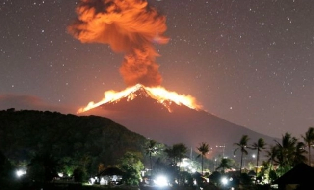 Извержение вулкана на Бали - ВИДЕО