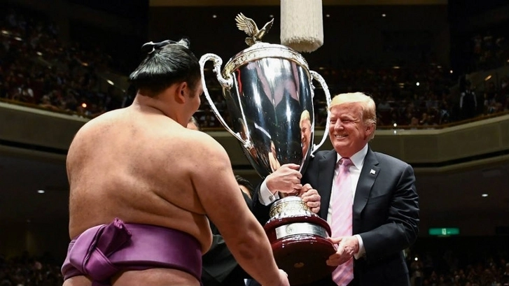 Трамп не смог поднять 32-килограммовый приз для сумоиста - ВИДЕО